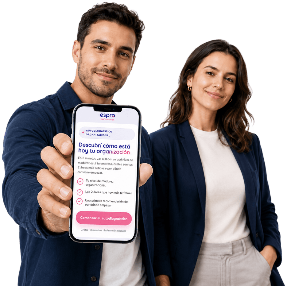 Consultores de Espro mostrando el autodiagnóstico organizacional en el celular